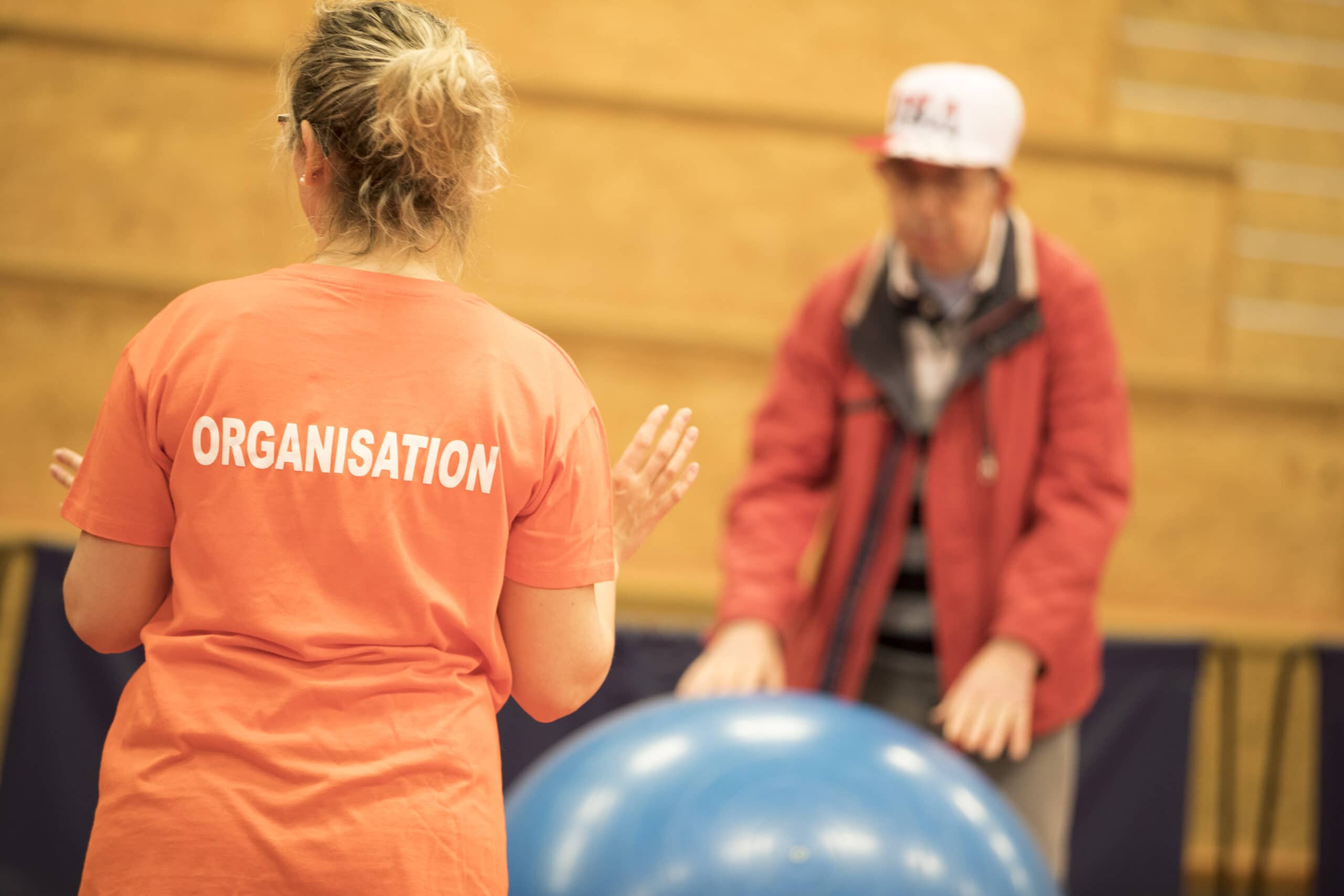 une bénévole de l'adapei 35 pour une activité sportive