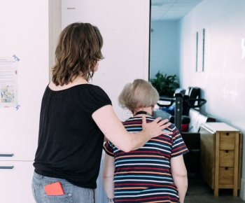 Professionnel accompagnant une personne en situation de handicap