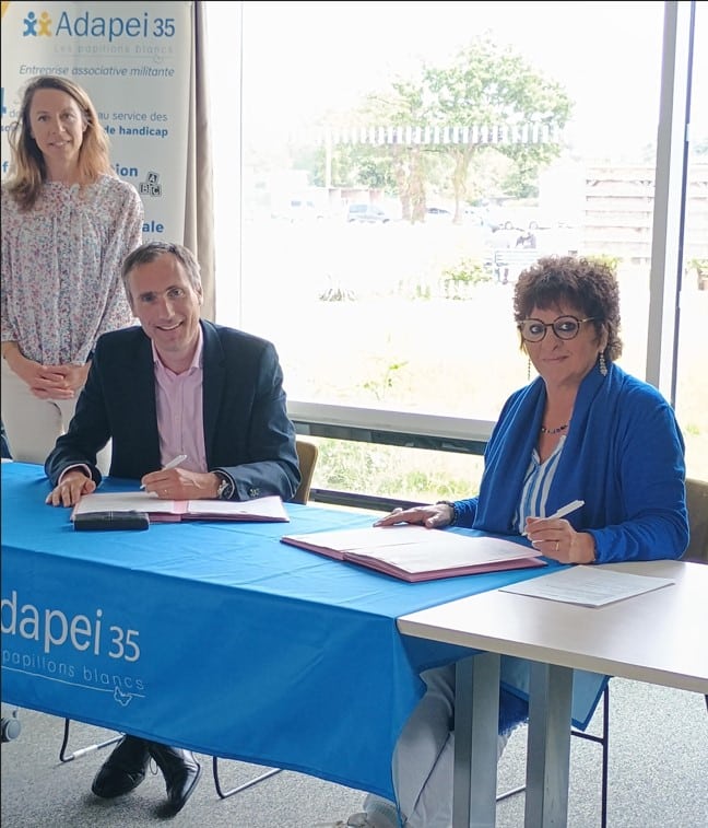 Signature convention Adapei 35 et Institut Jérôme Lejeune