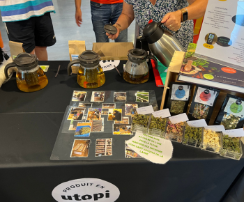 Infusions par Produit en Utopi servies sur une table pour une dégustation à l'Assemblée Générale de l'Adapei 35