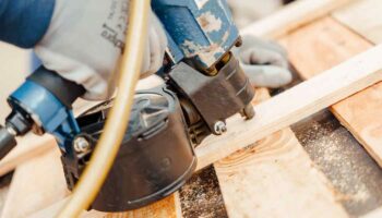 Photo d'un moniteur d'atelier en menuiserie