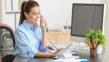 Photo d'une secrétaire au téléphone