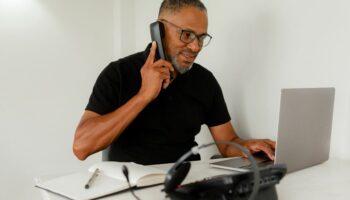 Photo d'un secrétaire au téléphone