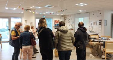 Les familles regardent le diaporama photo à l'anniversaire du 5 ans de Bourgchevreuil